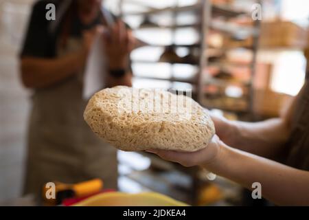 Pasta di pane integrale dopo fermentazione e fermentazione. Il processo di preparazione del pane. Vista frontale. Foto Stock