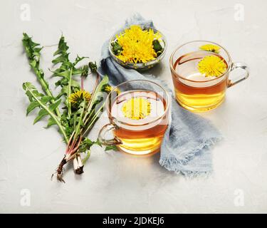 Delizioso tè sano fatto di fiori di dente di leone. Fragranti erbe fresche. Foto Stock