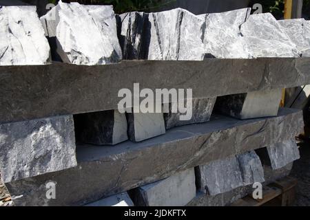 ardesia grezza impilata ordinatamente pronta per il taglio nelle tegole del tetto Foto Stock