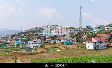 Case colorate del villaggio di Poombarai situato nel cuore delle colline di Palani, Kodaikanal, Tamilnadu, India. Foto Stock