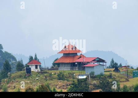 Tempio Mahalakshmi di nuova costruzione in stile Kerala. Costruito su una piccola collina circondata da colline, valli e pianure, Poombarai, Kodaikan Foto Stock