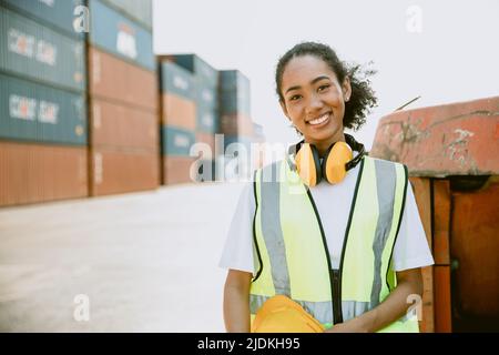 Ritratto Africano giovane adolescente Black Girl lavoro come Port Cargo Shipping staff Happy Smile. Foto Stock