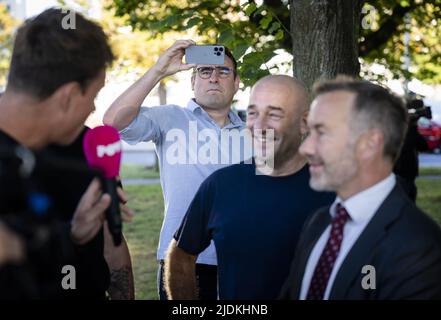 2022-06-22 07:24:23 L'AIA - Richard de MOS scatta una foto del membro del parlamento Wybren van Haga (Gruppo Haga) in conversazione con gli agricoltori, durante la prima colazione sul Malieveld, prima di una protesta degli agricoltori nazionali. Decine di migliaia di partecipanti sono attesi per la protesta contro la politica dell'azoto a Stroe in Gelderland. ANP PHIL NIJHUIS olanda out - belgio out Foto Stock