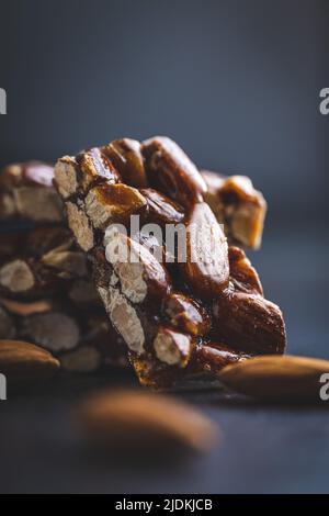 Mini bar di mandorle dolci su un tavolo nero. Foto Stock