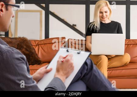 Foto di un uomo concentrato psicoterapeuta. La signora di affari che lamenta l'aiuto professionale di bisogno Foto Stock