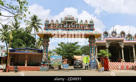 INDIA, TAMILNADU, TENKASI, 2022 marzo, turista all'ingresso principale del Tempio di Murugan, Villaggio di Panpoli Foto Stock