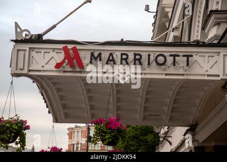 Mosca, Russia. 21st giugno 2022. Un cartello all'ingresso del Marriott Royal Aurora Hotel in Petrovka Street nel centro di Mosca, Russia. L'azienda alberghiera statunitense Marriott International ha annunciato che sospenderà tutte le sue attività in Russia Foto Stock