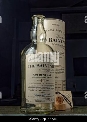 06 21 2022 Vintage Balvenie Double Wood Scotch Whisky vuota Bottel Studio shot Lokgram Kalyan Maharashtra India. Foto Stock