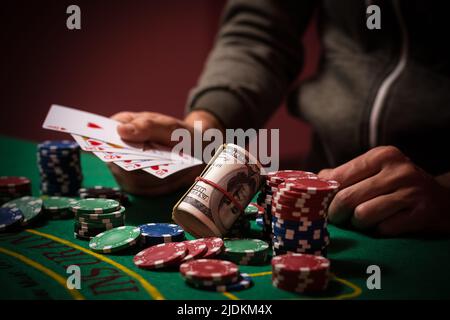 Il giocatore fa una scommessa nel poker. Foto Stock