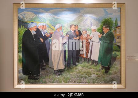 Karimov riunione e pregare con anziani villaggio rurale. Un dipinto ad olio di Karimov presso l'ex presidente Islam Karimov Museum e Casa Bianca a Tash Foto Stock