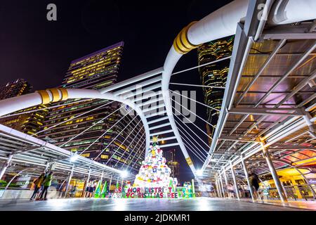 Bangkok, Thailandia - 30 ottobre 2020: Ponte Skywalk in zona business decorato da albero di natale di Chong Nonsi di notte con sfondo di li luminoso Foto Stock