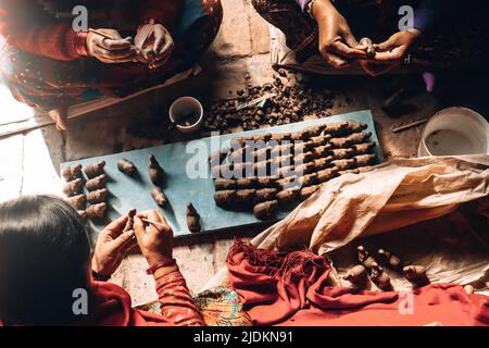 Visita alla ceramica Thimi a Bhaktapur, donne che fanno piccoli elefanti Foto Stock