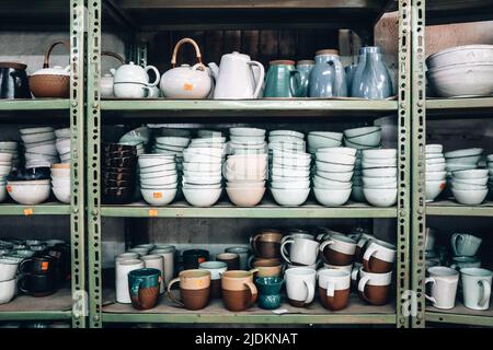 Visita alla Ceramica Thimi di Bhaktapur, prodotti finiti: Tutte le ciotole e le pentole di questa azienda Foto Stock