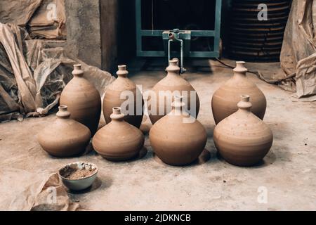 Visita alla Ceramica Thimi a Bhaktapur esempio di vasi di denaro tipici e banche di porcellini Foto Stock