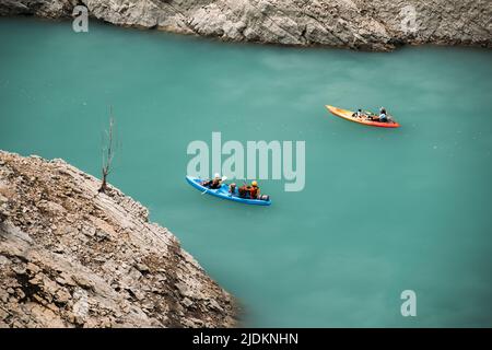 Gente pagaiare in kayak con cani attraverso il fiume turchese nella gola di Congost de Mont-Rebei, Catalogna, Spagna. Foto Stock