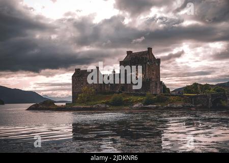 Una fotografia scattata poco prima del tramonto al Castello di Eilean Donan, nella splendida Scozia. Foto Stock