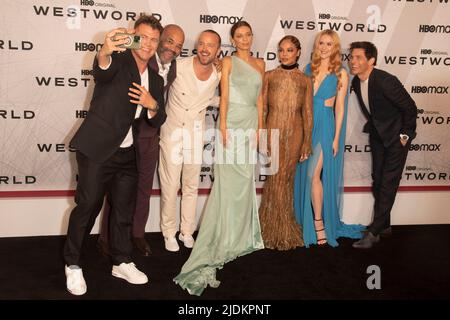 NEW YORK, NEW YORK - GIUGNO 21: (L-R) Luke Hemsworth, Jeffrey Wright, Aaron Paul, Angela Sarafran, Tessa Thompson, Evan Rachel Wood e James Marsden partecipano alla prima della stagione 'Westworld' 4 della HBO ad Alice Tully Hall, Lincoln Center il 21 giugno 2022 a New York City. Foto Stock