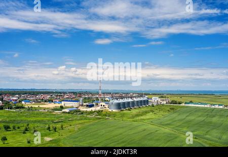 vista dall'altezza di stoccaggio dell'olio sul campo Foto Stock