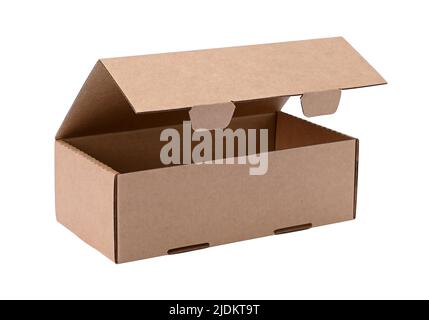 Vista di tre quarti della scatola vuota in cartone con coperchio aperto posta isolata su sfondo bianco in studio luce Foto Stock