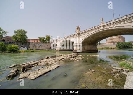 Roma, Italia. 21st giugno 2022. ** NESSUN WEB E GIORNALI SOLO PER L'ITALIA ** Roma, allarme di siccità: Il Ponte Neroniano risorge nel Tevere credito: Agenzia indipendente di Foto/Alamy Live News Foto Stock