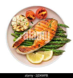 Piatto di trota alla griglia e asparagi con ingredienti isolati su sfondo bianco. Vista dall'alto Foto Stock