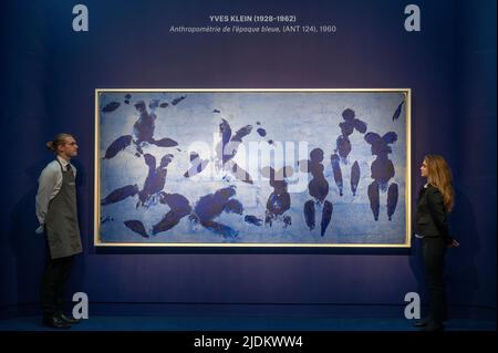 Christie’s, Londra, Regno Unito. 22 giugno 2022. 20th/21st Century Marc Chagall, Color of Life & London Evening Sales si svolge il 28 giugno 2022. Le attrazioni includono: Yves Klein, Anthropometrie de l'epoque bleue, preventivo su richiesta. Credit: Malcolm Park/Alamy Live News. Foto Stock