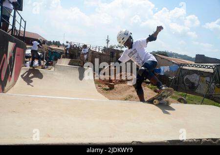 Kampala, Uganda. 21st giugno 2022. Gli skater partecipano al concorso di skateboard in occasione dell'annuale Go Skateboard Day a Kampala, Uganda, 21 giugno 2022. Credit: Nicholas Kajoba/Xinhua/Alamy Live News Foto Stock