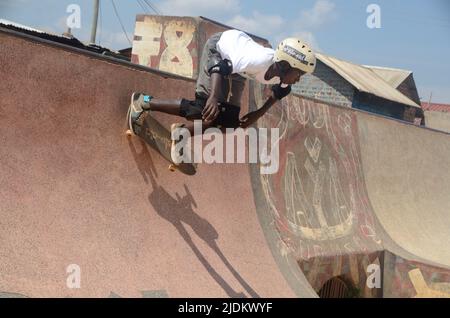 Kampala, Uganda. 21st giugno 2022. Uno skater partecipa al concorso di skateboard in occasione dell'annuale Go Skateboard Day a Kampala, Uganda, 21 giugno 2022. Credit: Nicholas Kajoba/Xinhua/Alamy Live News Foto Stock