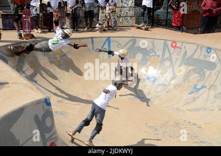 Kampala, Uganda. 21st giugno 2022. Gli skater partecipano al concorso di skateboard in occasione dell'annuale Go Skateboard Day a Kampala, Uganda, 21 giugno 2022. Credit: Nicholas Kajoba/Xinhua/Alamy Live News Foto Stock