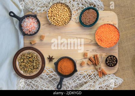 Assortimento con prodotti biologici in ciotole. Borsa ecologica per lo shopping. Zero negozi di rifiuti e prodotti agricoli di stoccaggio. Vista dall'alto. Foto Stock