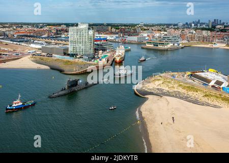 Vista aerea di Zr. Il sottomarino Zeeleeuw lascia il porto di Scheveningen, scortato da un gommone marino, barca pilota e salvagente, South Hollands, Paesi Bassi. Foto Stock