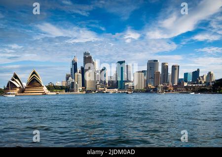 La Sydney Opera House e l'iconica vista dello skyline della città a Sydney, NSW, Australia Foto Stock