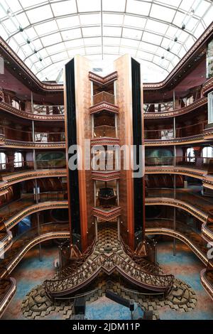 Magnifici interni in crociera sulla nave Foto Stock