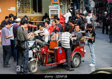 CINA, Guangzhou, lo scambio di denaro illegale di Yuan cinese e dollari USA per strada / CINA , Provinz Guangdong, Metropole Guangzhou, Kanton, Schwarzmarkt für Geldwechsel, Umtausch von Devisen wie Dollar in Yuan Foto Stock