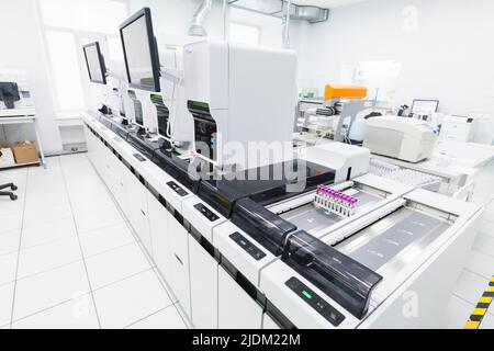 San Pietroburgo, Russia - 6 aprile 2018: Sysmex XN-9000, linea di automazione ematologica. Laboratorio clinico e banca del sangue apparecchiature completamente automatizzate Foto Stock