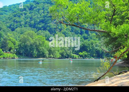 Le splendide cascate Kanawha del West Virginia (New River) offrono ottime possibilità di pesca e altri sport acquatici, come il kayak! Foto Stock