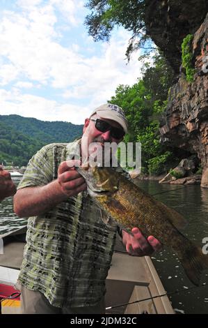 Le splendide cascate Kanawha del West Virginia (New River) offrono un'ottima opportunità di pesca per una varietà di specie come il branzino Smallmouth e il walleye. Foto Stock