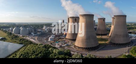 CENTRALE ELETTRICA DRAX, REGNO UNITO - 20 GIUGNO 2022. Una vista aerea della centrale elettrica di Drax vicino a Selby nel North Yorkshire che genera elettricità non rinnovabile come un Foto Stock