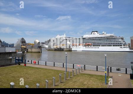 Nave da crociera Viking Venus di proprietà di Viking Ocean Cruises passando attraverso il Tamigi Barrier sul Tamigi a Londra Foto Stock