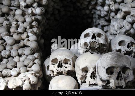 KUTA HORA, CECO - 28 APRILE 2012: Questi sono i teschi e le ossa immagazzinati nella tomba della cattedrale, conosciuta come il Sedlec di Kostnice. Foto Stock