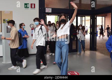 Italia, Arezzo, 22 giugno 2022 : esami di maturità delle scuole superiori 2022. Scuola superiore artistica Piero della Francesca, primo test scritto degli esami di scuola superiore. Dopo 2 anni di sospensione in Italia torniamo a fare il test scritto e non vi è alcun obbligo di indossare una maschera anti-Covid. Foto © Daiano Cristini/Sintesi/Alamy Live News Foto Stock