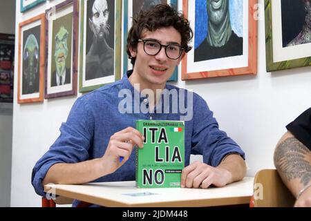 Italia, Arezzo, 22 giugno 2022 : esami di maturità delle scuole superiori 2022. Scuola superiore artistica Piero della Francesca, primo test scritto degli esami di scuola superiore. Dopo 2 anni di sospensione in Italia torniamo a fare il test scritto e non vi è alcun obbligo di indossare una maschera anti-Covid. Foto © Daiano Cristini/Sintesi/Alamy Live News Foto Stock