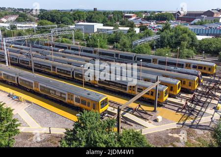 Soho TMD, Smethwick, Birmingham, Inghilterra, 22 giugno 2022. I treni della West Midlands Railway erano parcheggiati e inutilizzati durante il secondo giorno dello sciopero nazionale delle ferrovie britanniche. Il deposito di manutenzione della trazione (TMD) si trova a Smetwick, Birmingham. La West Coast Mainline è vuota di trasporto vicino al deposito. I lavoratori delle ferrovie sono usciti martedì per scioperare per un aumento salariale del 7% in tutte le reti britanniche. Fig. Per: Interrompi stampa Media/ Alamy Live News Foto Stock