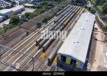 Soho TMD, Smethwick, Birmingham, Inghilterra, 22 giugno 2022. I treni della West Midlands Railway erano parcheggiati e inutilizzati durante il secondo giorno dello sciopero nazionale delle ferrovie britanniche. Il deposito di manutenzione della trazione (TMD) si trova a Smetwick, Birmingham. La West Coast Mainline è vuota di trasporto vicino al deposito. I lavoratori delle ferrovie sono usciti martedì per scioperare per un aumento salariale del 7% in tutte le reti britanniche. Fig. Per: Interrompi stampa Media/ Alamy Live News Foto Stock