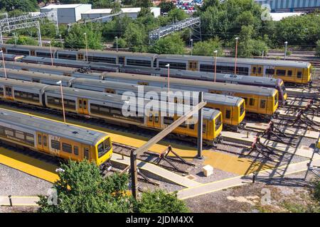 Soho TMD, Smethwick, Birmingham, Inghilterra, 22 giugno 2022. I treni della West Midlands Railway erano parcheggiati e inutilizzati durante il secondo giorno dello sciopero nazionale delle ferrovie britanniche. Il deposito di manutenzione della trazione (TMD) si trova a Smetwick, Birmingham. La West Coast Mainline è vuota di trasporto vicino al deposito. I lavoratori delle ferrovie sono usciti martedì per scioperare per un aumento salariale del 7% in tutte le reti britanniche. Fig. Per: Interrompi stampa Media/ Alamy Live News Foto Stock