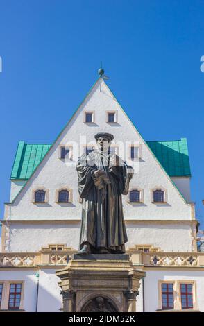 Statua di Martin Lutero di fronte al municipio storico di Eisleben, Germania Foto Stock