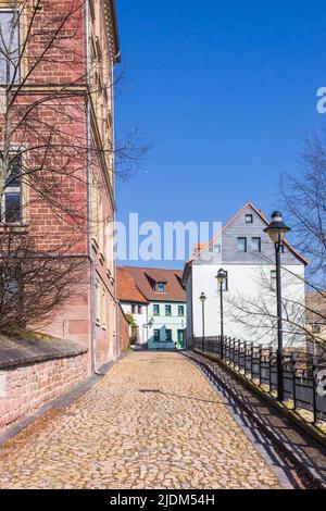 Strada lastricata nel centro storico di Lutherstadt Eisleben, Germania Foto Stock