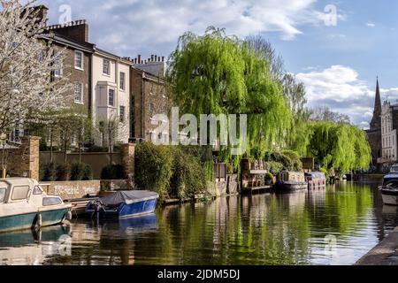 LONDRA, INGHILTERRA - 13th APRILE 2022:Barche sul canale di Regent a Londra, quartiere di Camden Foto Stock
