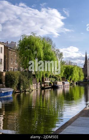 LONDRA, INGHILTERRA - 13th APRILE 2022: Barche sul canale di Regent a Londra, quartiere di Camden Foto Stock