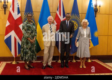 Il Principe di Galles e la Duchessa di Cornovaglia incontrarono il Presidente del Ruanda Paul Kagame (seconda destra) e sua moglie Jeannette Kagame (sinistra) a Kigali, come parte della loro visita in Ruanda. Data foto: Mercoledì 22 giugno 2022. Foto Stock